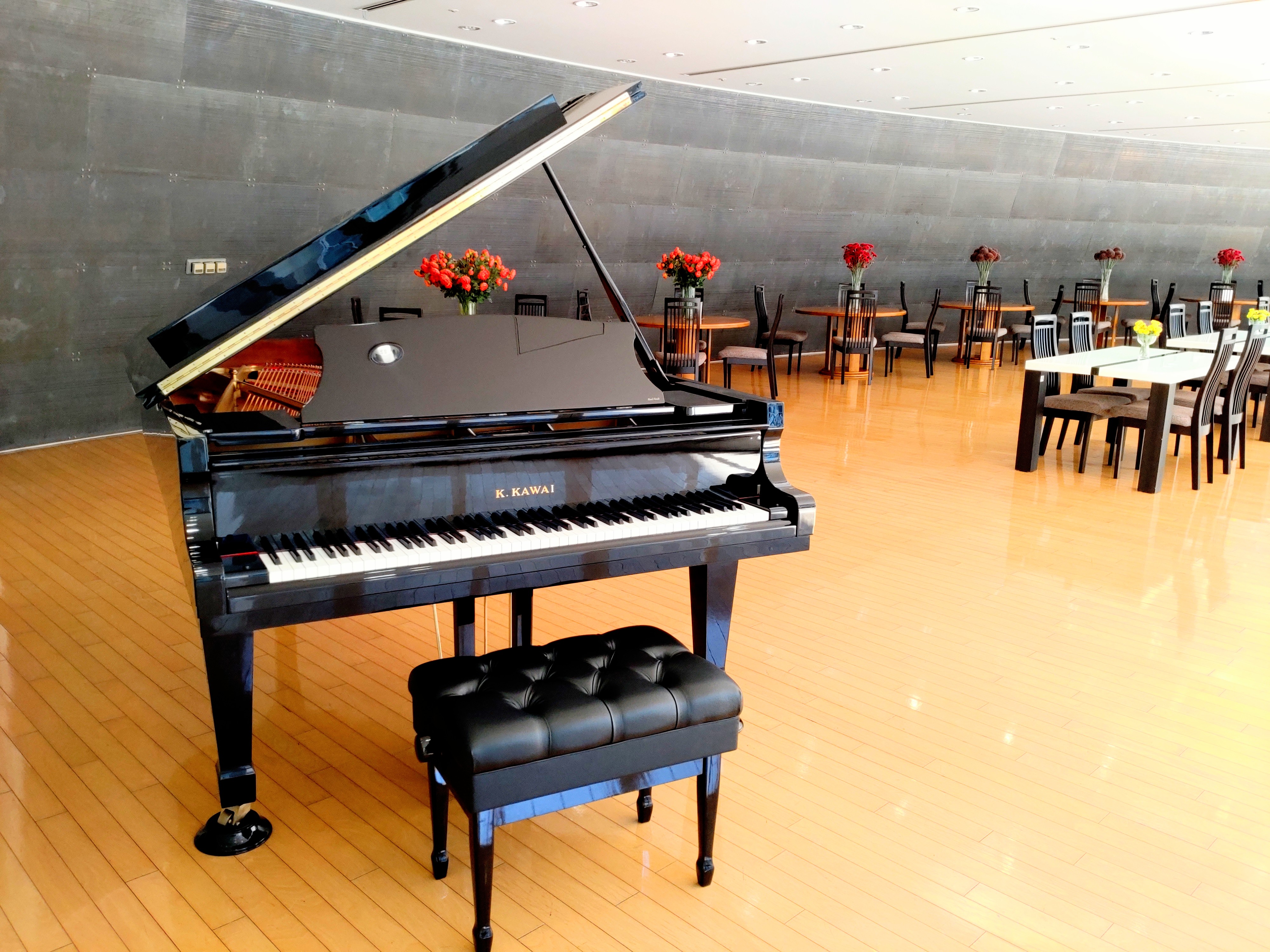 レストランホール設置のピアノ：KAWAI RX-7