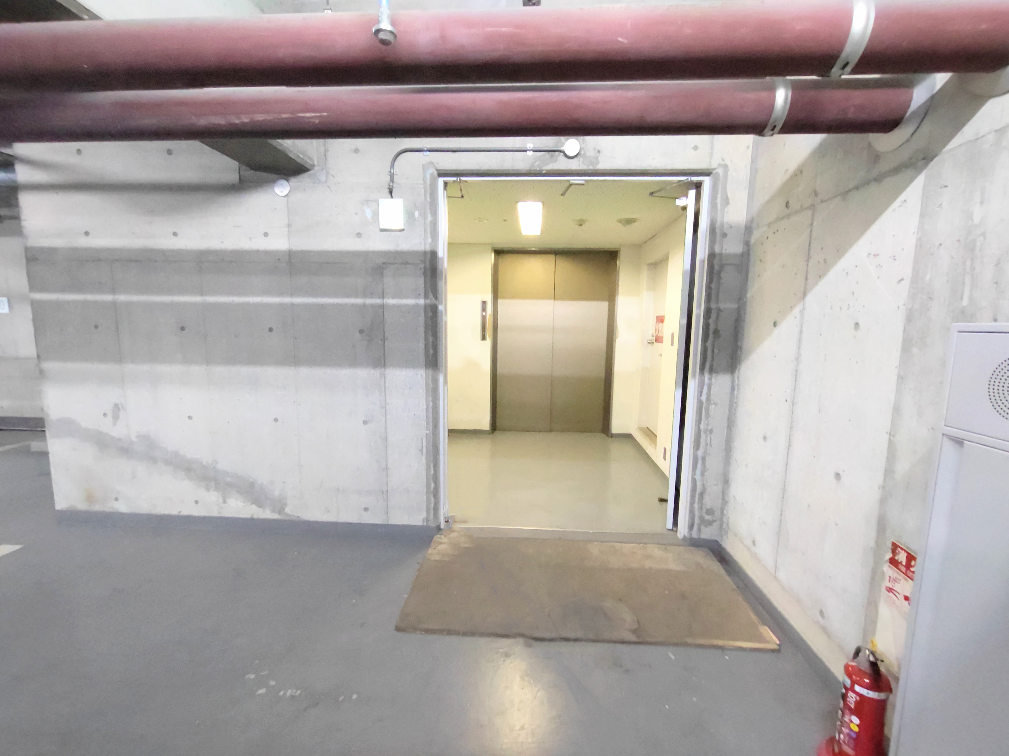 C棟地下駐車場搬入口（車体高さ2.1ｍまで）